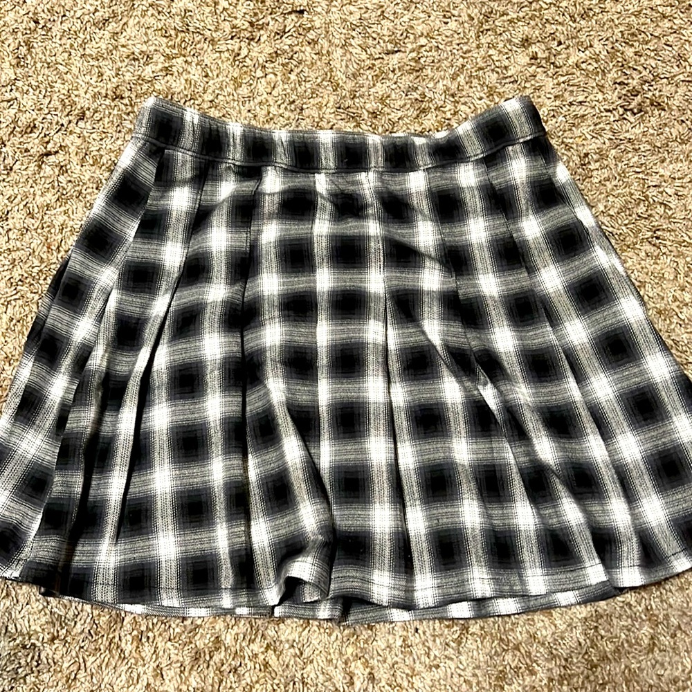 black and white plaid skater style mini skirt. side zipper elastic waist band.